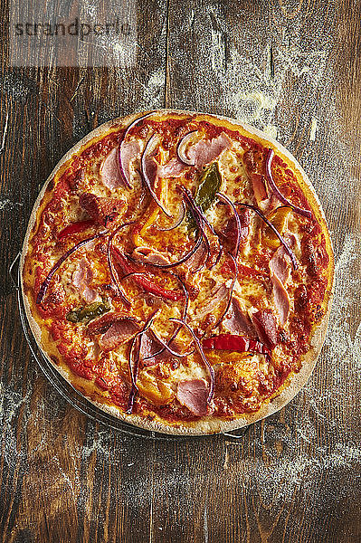 Pizza Jazz mit Paprika und roten Zwiebeln