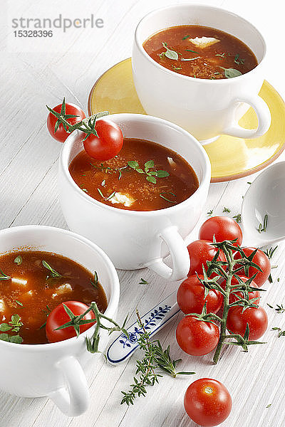 Vegetarische Tomatensuppe mit Amaranth und frischen Kräutern