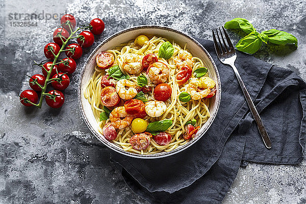 Spaghetti mit Tomaten  Shrimps und Basilikum