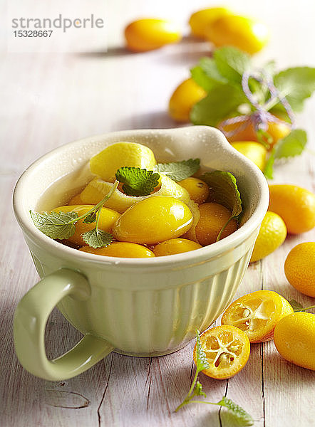 Hausgemachter Kumquat-Essig mit Zitronenmelisse