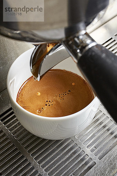 Cremiger Kaffee aus einer Kaffeemaschine