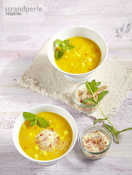 Gelbe Linsen- und Ananassuppe mit Curry  Ingwer  Chili und Kokosnuss