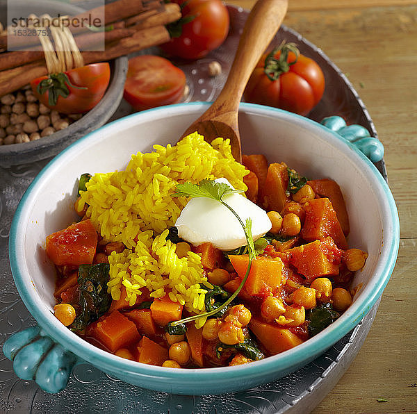 Süßkartoffel-Curry mit Kichererbsen  Zimt  Tomaten  Spinat  Garam Masala  Koriander  Reis und Naturjoghurt (Indien)