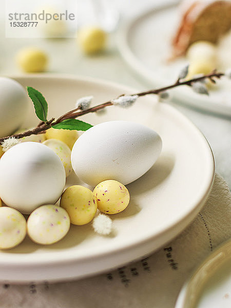 Weiße Eier und Schokoladen-Ostereier