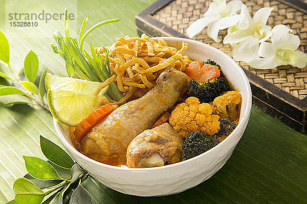 Khao Soi mit Huhn und Gemüse (Nordthailand)
