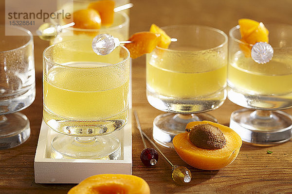Aprikosen-Orangen-Likör mit frischen Obstspießen