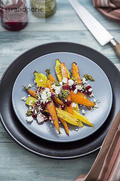 Bunte geröstete Möhren mit Pesto und Fetakäse