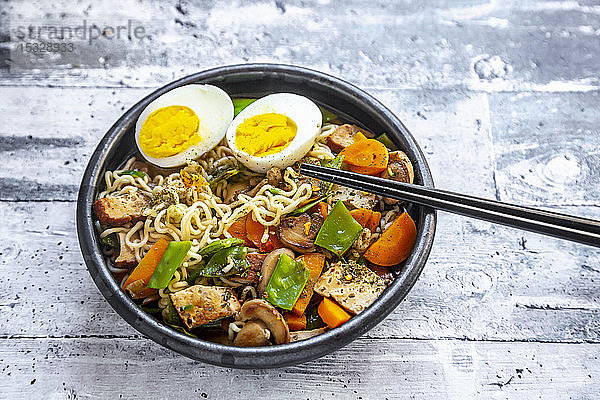 Ramen-Suppe mit Gemüse  Pilzen  geräuchertem Tofu und Ei