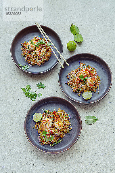 Pad Thai (thailändisches Gericht mit Shrimps und Reisnudeln)