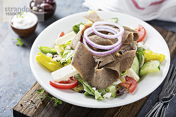 Gyrosalat mit dünn geschnittenem Fleisch und Gemüse  gesundes griechisch inspiriertes Mittagessen