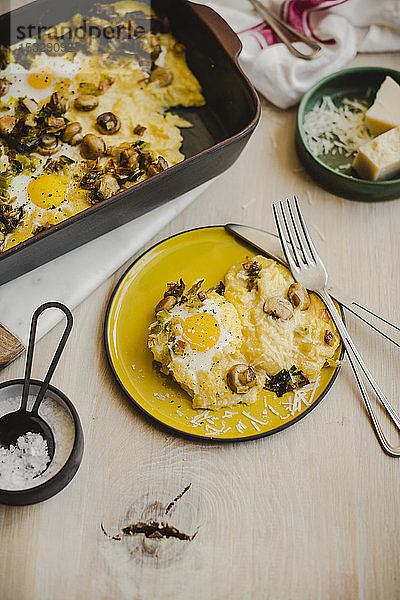 Polenta-Frühstücksauflauf mit Eiern