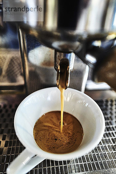 Kaffee  der aus einer Espressomaschine fließt