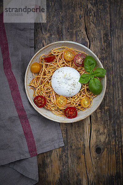 Spaghetti mit Pesto Rosso  Kirschtomaten und Burrata