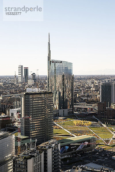 Italien  Lombardei  Mailand  Stadtbild mit Unicredit Tower vom Belvedere Enzo Jannacci im Pirelli-Hochhaus