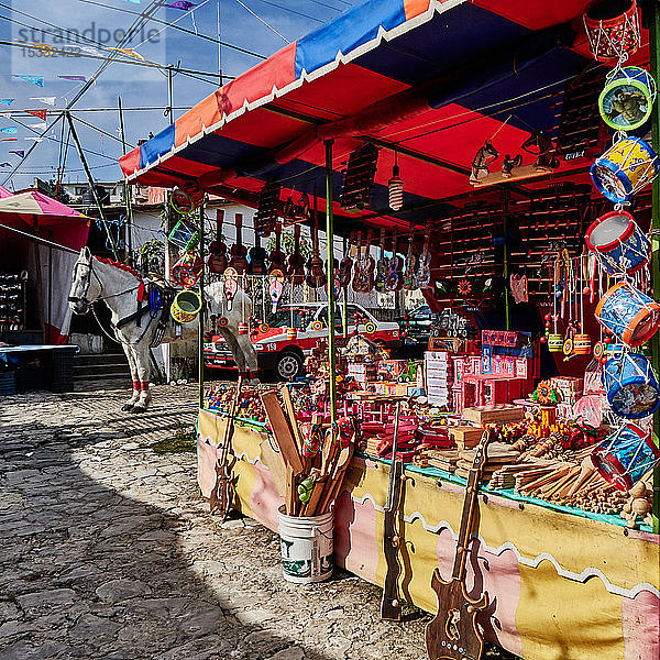 Nordamerika; MEXIKO; Bundesstaat Puebla; Dorf Jonotla in der Sierra Madre Poblana; Straßenverkaufsstand auf dem Weg der jährlichen Pilgerfahrt zum Heiligtum Virgen del Penon