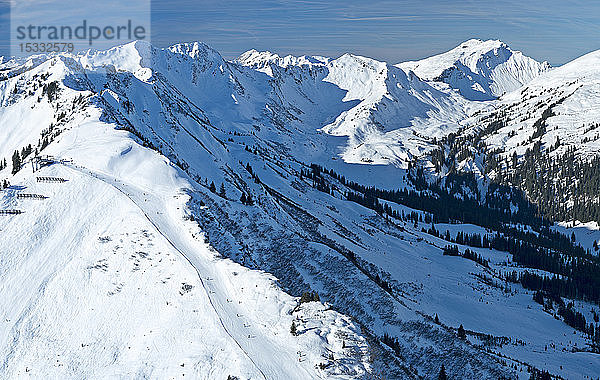 Österreich  Kleinwalsertal  Allgäuer Alpen  Schwarzwassertal  Schwarzwasserhutte (1651 m) und Diedamskopf (2090 m)  ab Walmendinger Horn (1990 m)