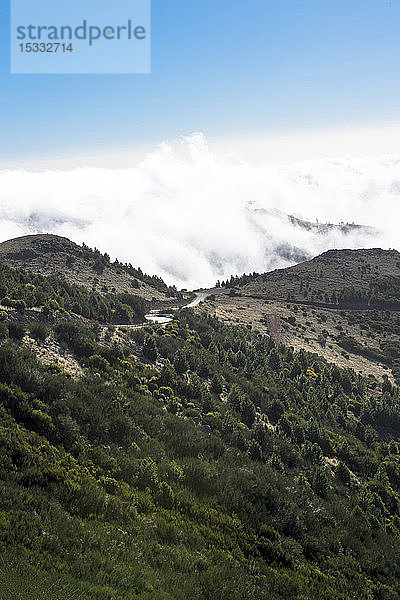 Portugal  Insel Madeira  die Straße zwischen dem Tal von Curral das Freiras und dem Pico do Arieiro