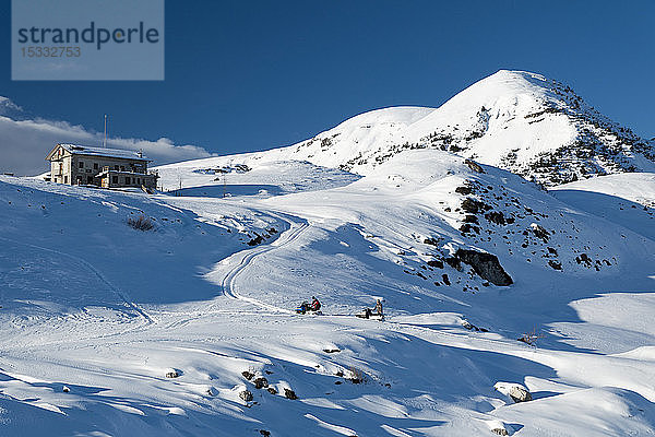 Italien  Lombardei  Regionalpark Orobie-Alpen  Motorschlitten  Piani d'Alben und Gherardi-Hütte