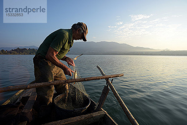 Italien  Varese-See: Fischer bei der Arbeit