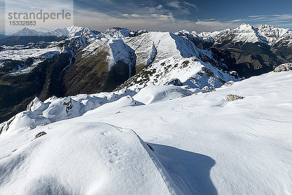 Italien  Lombardei  Regionalpark Orobie-Alpen  Berg und Pass Baciamorti  Grigna Settentrionale(2.410 m)  Grigna Meridionale(2177 m)  Pizzo Tre Signori vom Venturosa (1999 m); bg. links: Mt. Rosa