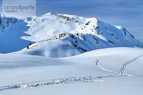 Österreich  Kleinwalsertal  Allgäuer Alpen  Schwarzwassertal  die Schwarzwasserhütte (1651 m); bg: Falzerkopf (1968 m)