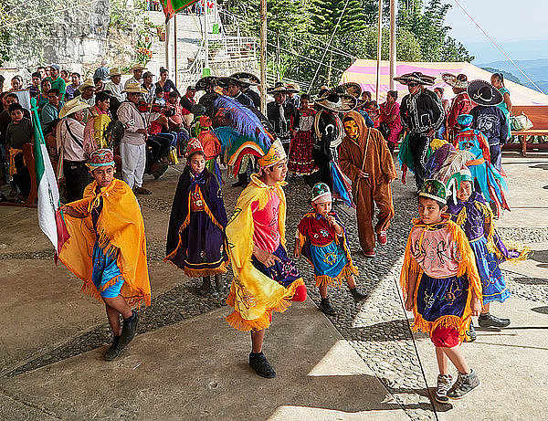 MEXICO  Tänzer führen traditionelle Tänze im Dorf Jonotla auf