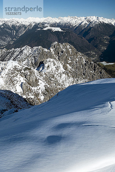 Italien  Lombardei  Brembana-Tal und Orobie-Alpenkette vom Gipfel des Venturosa (1999 m)