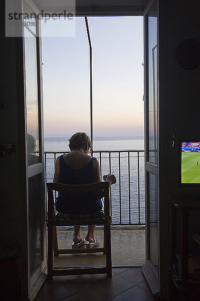 Europa  Italien  Ligurien  Manarola  Frau schaut aufs Meer