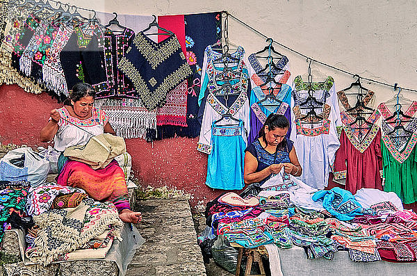 MEXICO  Stadt Cuetzalan  Näherinnen arbeiten auf der Straße