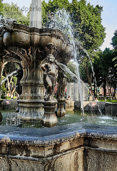 MEXIKO; Bundesstaat Puebla; Stadt Puebla  Brunnen auf dem Stadtplatz