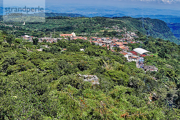 Blick auf die Sierra Madre Oriental und das Dorf Jonotla