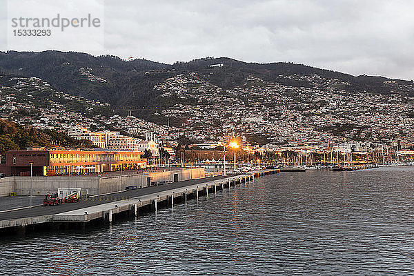 Portugal  Insel Madeira  Stadtbild von Funchal vom Kreuzfahrtterminal aus