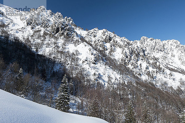 Italien  Lombardei  Regionalpark Orobie-Alpen  felsiger Ausläufer des Berges Venturosa (1999 m)