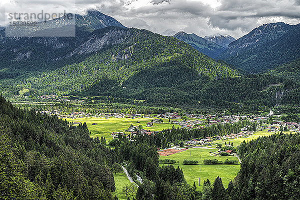 Österreich  Tirol  Lechtal  Naturpark Tiroler Lech  Weißenbach am Lech liegt am Zusammenfluss von Lechtal und Tannheimer Tal