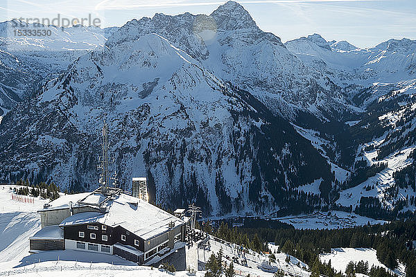 Österreich  Kleinwalsertal  Allgäuer Alpen  Seilbahnstation und Bg: Widderstein (2558 m)  vom Walmendinger Horn (1990 m)