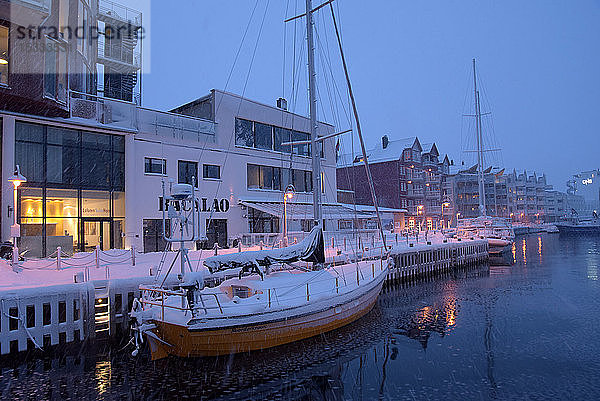 Norwegen  Lofoten  Svolvaer Hafen bei Schneefall