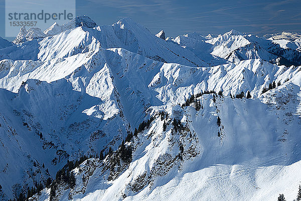 Österreich  Kleinwalsertal  Allgäuer Alpen  Gipfel von rechts nach links: Untschenspitze (2135 m)  Guntlesspizte (2092 m)  ab Walmendinger Horn (1990 m)