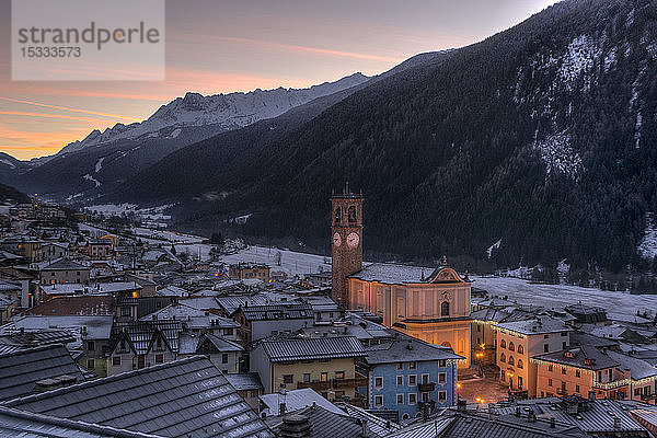 Italien  Lombardei  Retiche-Alpen  Camonica-Tal  Adamello-Regionalpark und Skigebiet Tem?-Ponte di Legno von Vezza d'Oglio aus (z.B.: Pfarrkirche San Martino)