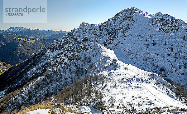 Italien  Lombardei  Regionalpark Orobie-Alpen  vom Hang des Monte Venturosa aus: Brembana Tal  Mt. Alben  Grialeggio Pass  Mt. Cancervo mit Schnee bedeckt