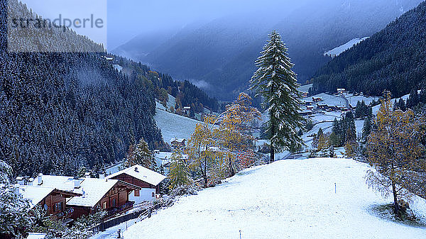 Italien  Südtirol  Ultental  Ultenthal: Schnee auf dem Dorf