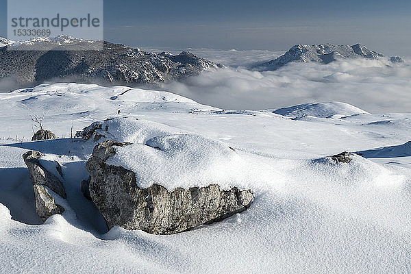 Italien  Lombardei  Regionalpark Orobie-Alpen  der Berg Corna Torella (1580 m) und der Berg Sordanello (1580 m) erheben sich über einer Wolkenbank von Piani d'Alben (1650 m)