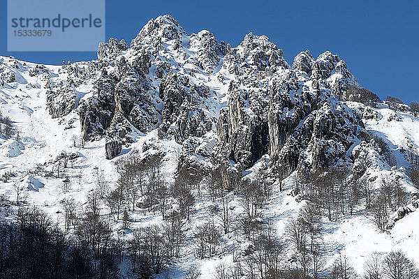 Italien  Lombardei  Regionalpark Orobie-Alpen  felsiger Ausläufer des Berges Venturosa (1999 m)
