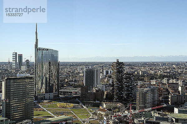Italien  Lombardei  Mailand  Stadtbild mit Unicredit Tower vom Belvedere Enzo Jannacci im Pirelli-Hochhaus