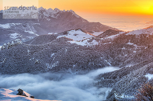 Italien  Lombardei  Regionalpark Orobie-Alpen  Berg Resegone von Piani d'Alben aus