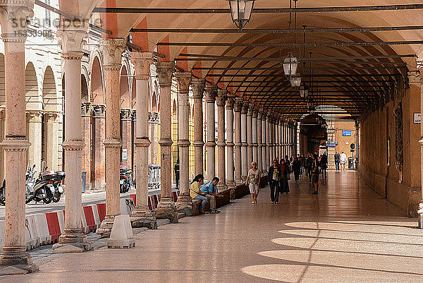 Europa  Italien  Emilia-Romagna  Bologna  Maggiore Straße  Arkade