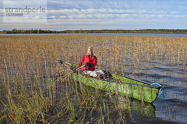 Kanufahren auf dem Yllasjarvi-See  Ruska-Zeit (Herbst)  Lappland  Finnland