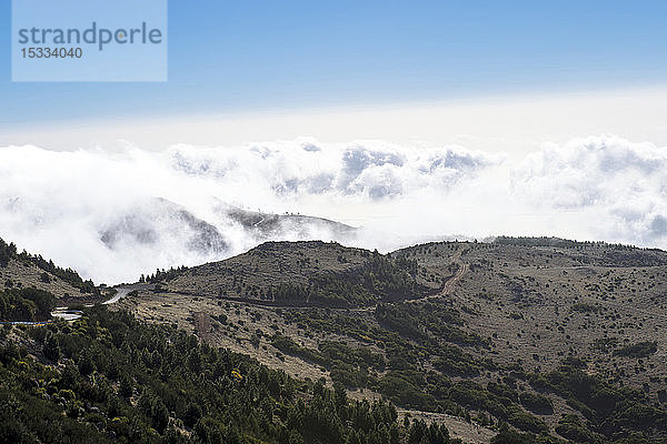 Portugal  Insel Madeira  die Straße zwischen dem Tal von Curral das Freiras und dem Pico do Arieiro