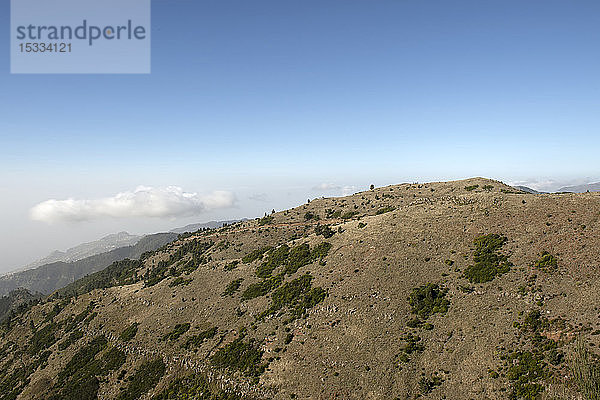 Portugal  Insel Madeira  die Straße zwischen dem Tal von Curral das Freiras und dem Pico do Arieiro