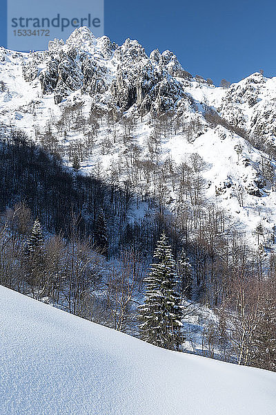 Italien  Lombardei  Regionalpark Orobie-Alpen  felsiger Ausläufer des Berges Venturosa (1999 m)