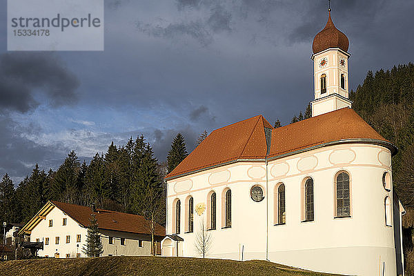 Österreich  Tirol. Naturparkregion Reutte  Pinswang Pfarrkirche St. Ulrich  erbaut vom Barockbaumeister Johann Fischer aus Füssen